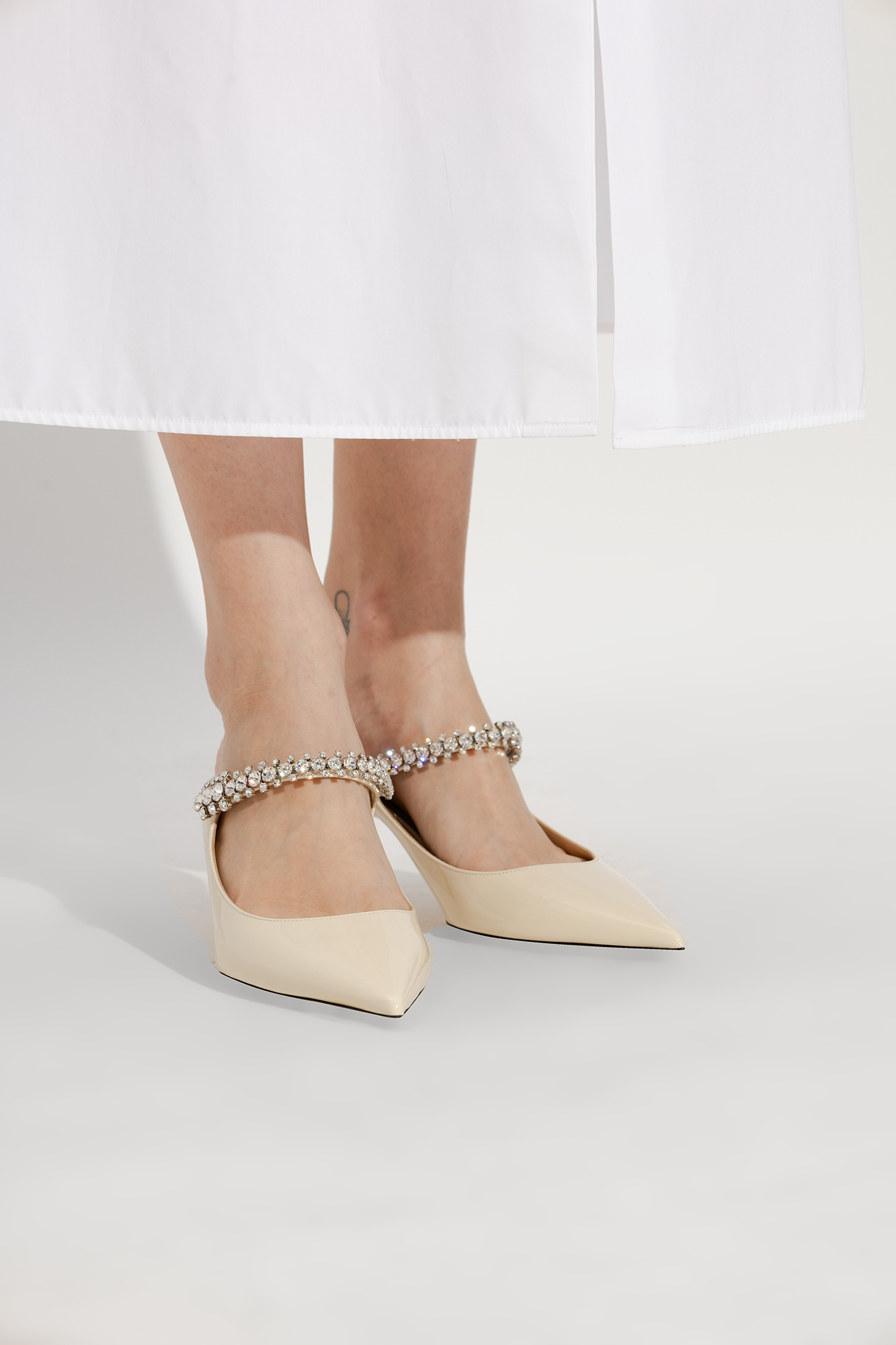 VIP SALE★Jimmy Choo SHAR100 レザー Vカット サンダル LINEN VIP SALE☆Jimmy Choo SHAR100 レザー Vカット サンダル LINEN
